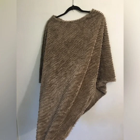 NWT FaDivo New York Sand Textured Poncho: One Size - Picture 5 of 7
